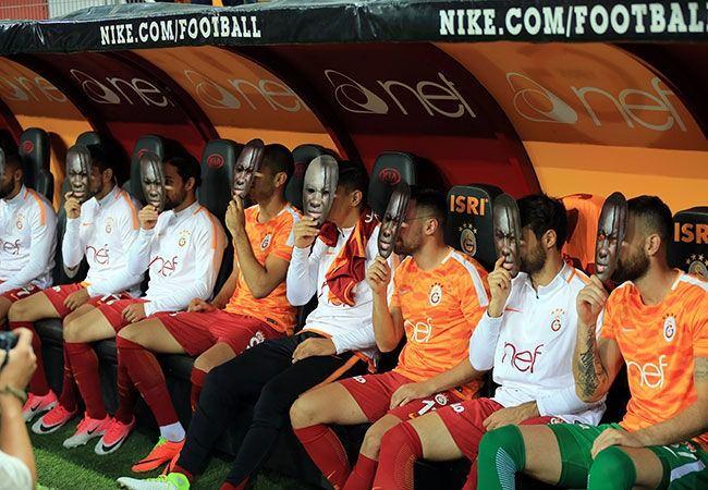 <p>Galatasaray yedek kulübesindeki futbolcularda Gomis maskeleriyle poz verdi</p>
