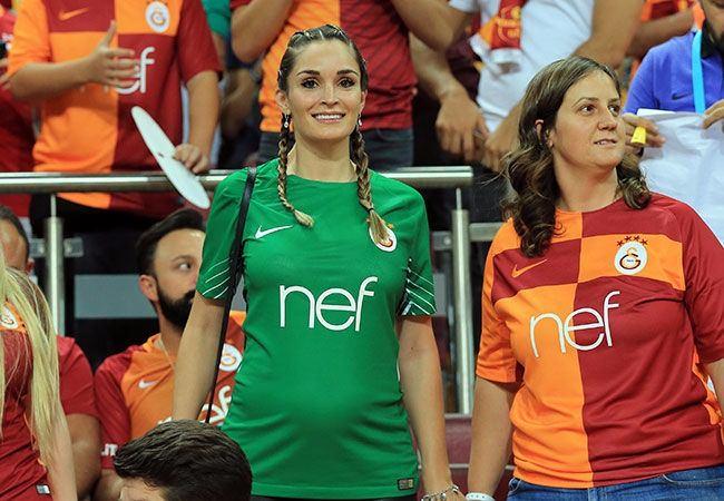 <p>Maç öncesinde Galatasaraylı futbolcuların eşleri de tribündeki yerlerini aldı. Muslera'nın bebek bekleyen eşi Patricia, tribünden gülücükler dağıttı.</p>
