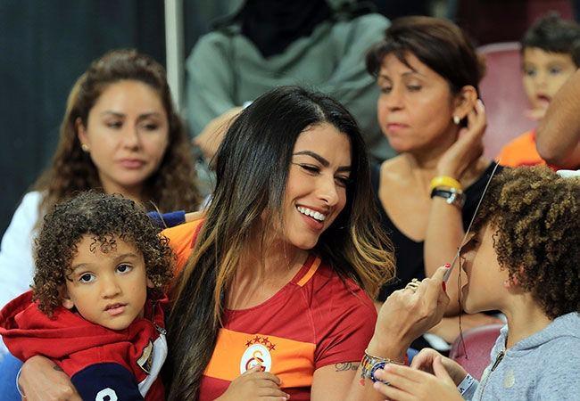 <p>Aslan'ın yeni transferlerinden Maicon'un eşi Ursula ve çocukları da tribündeydi.</p>
