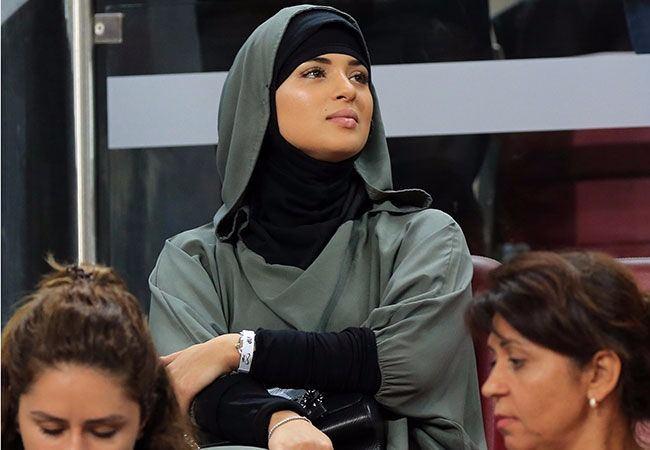 <p>Tribünde yer alan isimlerden biri de Younes Belhanda'nın eşi Amal oldu.</p>
