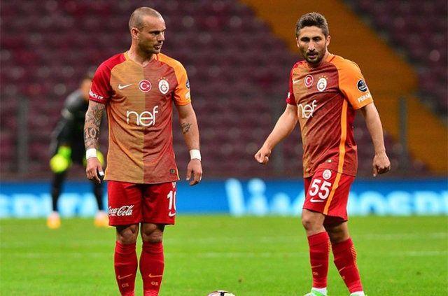 <p>İçeride hareretli tartışmalar yaşanırken Özbek'in futbolculara, "Giydiğiniz formadan utanın" dediği iddia edildi.</p>