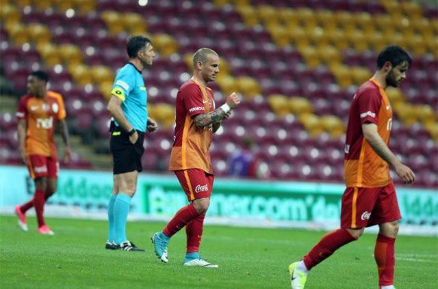 <p>Kaptan Selçuk İnan'ın da idmana katılmak istemeyen arkadaşlarına dönerek, "Ne yapıyorsunuz, hoca antrenman koyuyorsa çıkacaksınız antrenmana" ifadesini kullandığı kaydedildi.</p>
