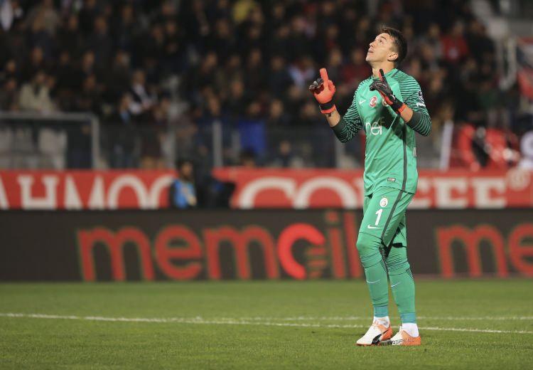 <p>Fernando Muslera</p>

<p> </p>

<p>Galatasaray'ın en güvendiği isimlerin başında gelen Muslera, milli takımdaki uzun seyahatin ardından derbide kalesini koruyacak.</p>

