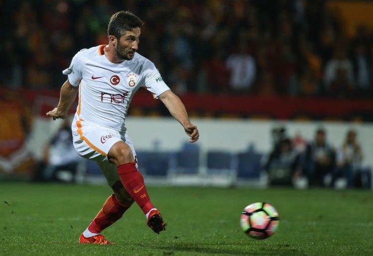 <p>Sabri Sarıoğlu</p>

<p> </p>

<p>Kimler geldi, kimler geçti Sabri'nin yeri sağ bekte hiç değişmedi. Tecrübesiyle savunmanın sağı, derbide ona emanet.</p>

<p> </p>
