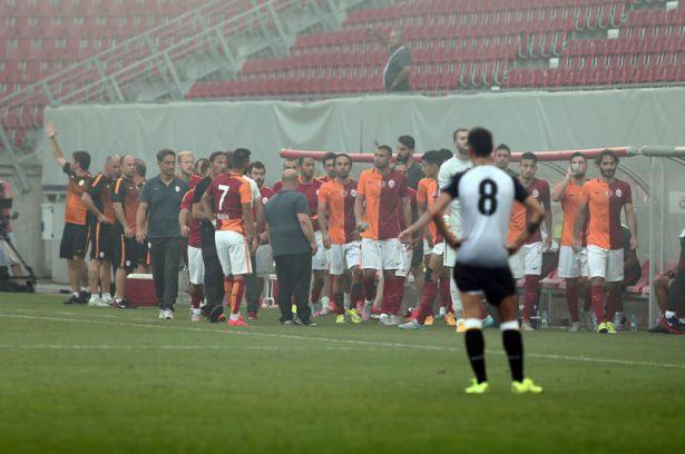 <p>Galatasaray-Udinese maçı çıkan olaylarından ardından hakem tarafından tatil edildi.</p>
