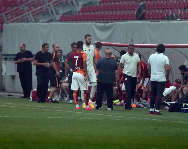 <p>Galatasaray-Udinese maçı çıkan olaylarından ardından hakem tarafından tatil edildi.</p>
