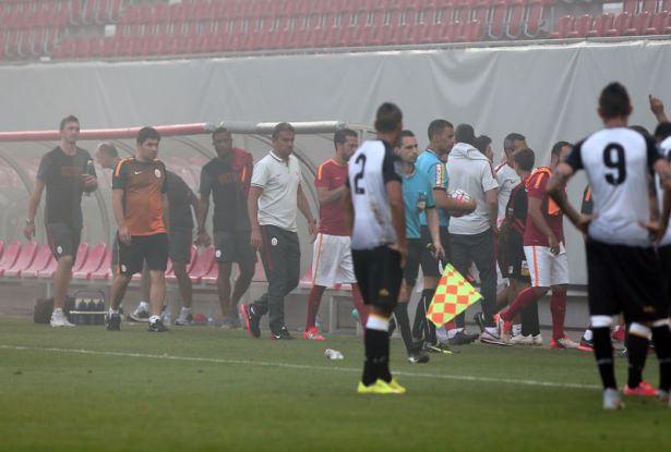<p>Galatasaray-Udinese maçı çıkan olaylarından ardından hakem tarafından tatil edildi.</p>