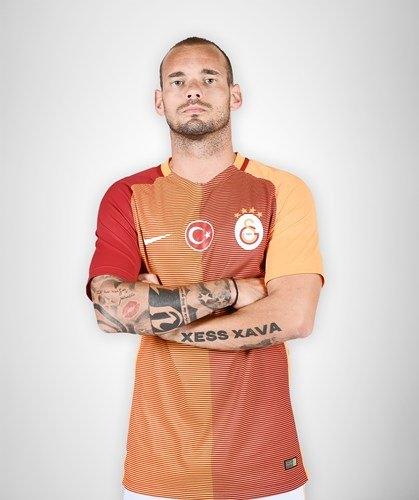 <p><strong>SÜRDÜRÜLEBİLİRLİK TAAHHÜDÜ</strong><br />
<br />
Eşsiz performans ve daha az çevresel etki sağlayan geri dönüştürülmüş polyester kullanımıyla Nike, futbol kitleri için sürdürülebilir yeniliği ön plana çıkarıyor. Kitin tişört ve şortları, geri dönüşümlü plastik şişelerin eritilmesiyle elde edilen iplikten hazırlanan geri dönüştürülmüş polyester kumaştan yapılmıştır. </p>

