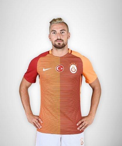 <p>Nike 2010 yılından beri üç milyardan fazla plastik şişeyi atık sahalarından toplayarak geri dönüştürülmüş polyester haline getirmiştir ve bu miktar 5 bin 200 futbol sahasını kaplamaya yetecek kadar fazladır.</p>