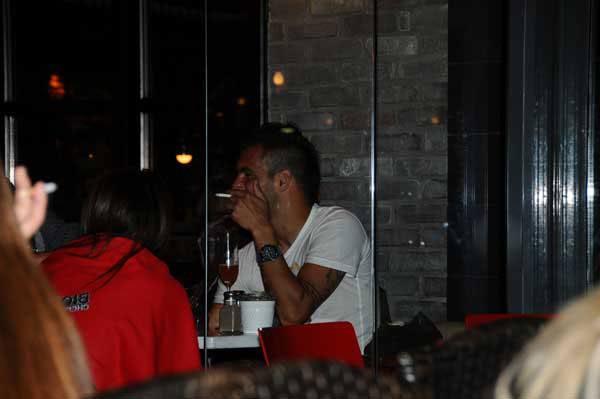 Arkadaşlarının araya girmesi ile sakinleşen futbolcunun arkadaşları Engin'in cezasının yeni bittiğini forma giymek için uğraştığını fakat bu fotoğraflar basında çıkarsa Fatih Terim'den forma alamayacağını belirterek gazetecilerden görüntüleri silmelerini isteseler de başarılı olamadılar.