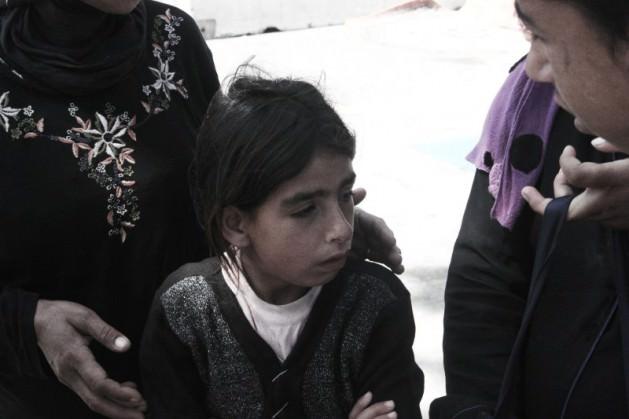 Suriye'den ka&ccedil;ıp İstanbul'a gelen Suriyeli 3 aile, 2 g&uuml;nd&uuml;r Hali&ccedil; Metro k&ouml;pr&uuml;s&uuml;n altında yaşam m&uuml;cadelesi veriyor. 15 kişilik aile, &ccedil;evredeki vatandaşların yardımıyla ayakta duruyor.