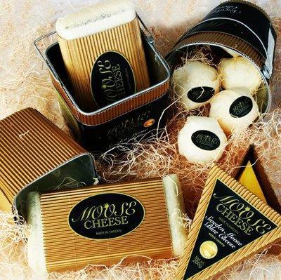 Geyik Sütü Peyniri - Geyik sütünden yapılan peynirin 450 gramı tam 500 dolar civarında olabiliyor. Bu kadar pahalı olmasının nedeni ise, peynirin sadece kuzey İsveç’te bulunan özel bir geyik çiftliğinde üretiliyor olması. Süt sadece Mayıs ve Eylül aylarında üretilebiliyor. Bir geyiği sağmak 2 saat sürerken, her geyikten günde bir galon süt elde edilebiliyor. Üretilen peynirlerin yağ ve protein oranı yüzde 12.