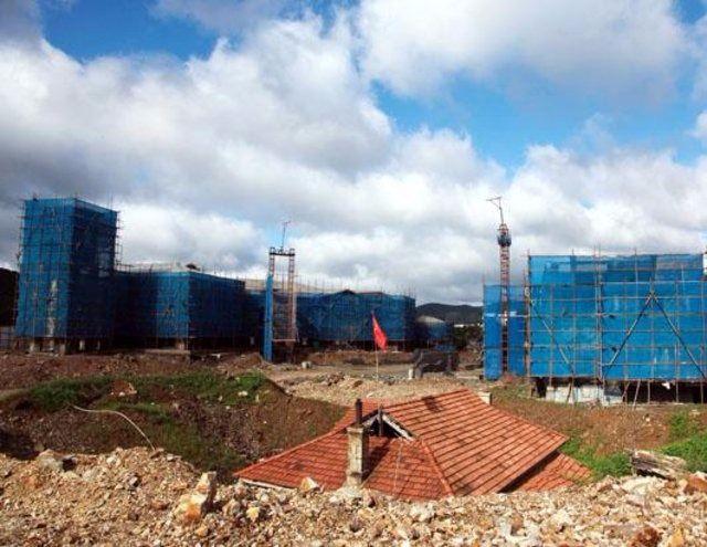 <p>Olay &Ccedil;in'in kuzeydoğudaki Liaoning eyaletinde yaşadı. Ev sahibi direndi, inşaat firması ise &ccedil;alışmalarına devam etti.&nbsp;</p>

<p>&nbsp;</p>

<ul>
</ul>

<ul>
</ul>
