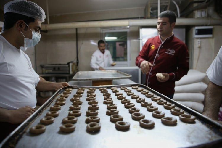 <p>Gaziantepli usta Hüseyin Aslansoy, <strong>simit ile imambayıldı ve alinazik </strong>yemeklerini harmanlayarak yeni bir lezzet oluşturdu.</p>