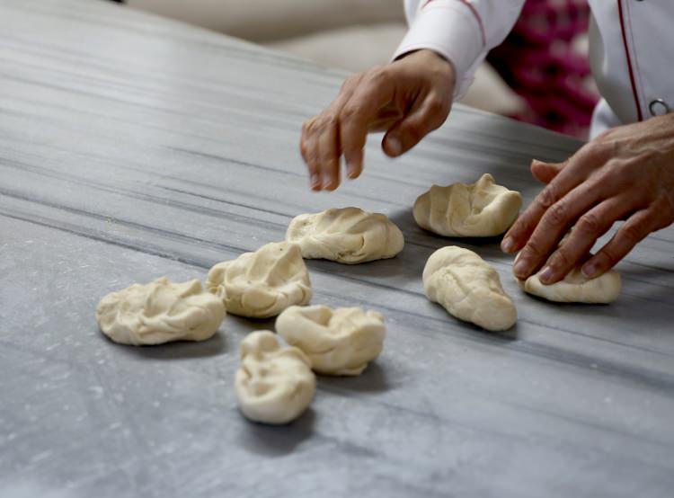 <p><strong>'Simit bayıldı'</strong> adı verilen bu yemek özellikle çalışanların vazgeçilmez kahvaltı arasında, öğlen ya da akşam softralara taşınıyor. </p>