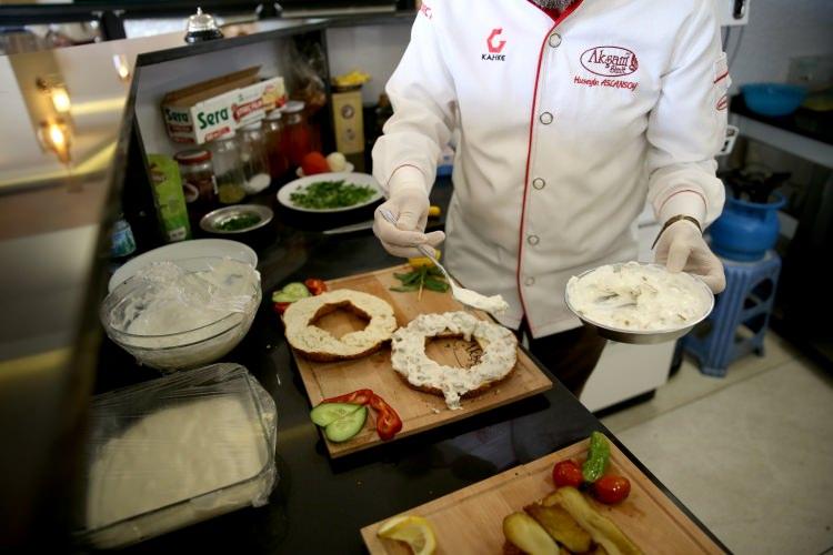 <p>Simitle farklı yemekler yapmak için çalıştıklarını belirten Aslansoy, <strong>"beşamel soslu çıtır simit"</strong> adını verdikleri yemeğin de vatandaşların beğenisini aldığını hatta bu lezzet için sıraya girdiklerini söyledi. </p>