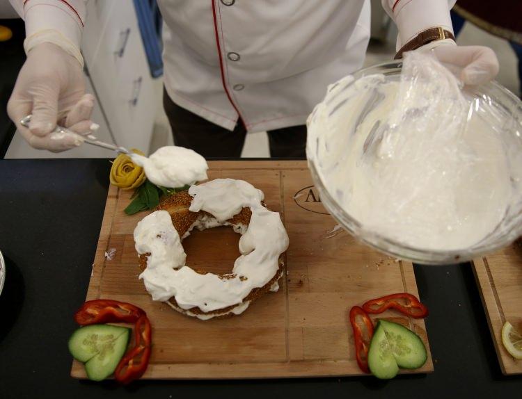 <p><strong>İşte UNESCO tarafından gastronomi alanında koruma altına alınan Gaziantep mutfağının ünlü lezzetlerinden "simit bayıldı"...</strong></p>
