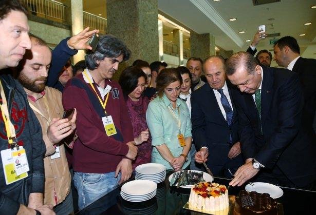 <p>Haliç Kongre Merkezi'nde Cumhurbaşkanı Recep Tayyip Erdoğan'ı takip eden basın mensupları, Erdoğan'a süpriz yaparak kendisiyle doğum günü pastası kesti.</p>