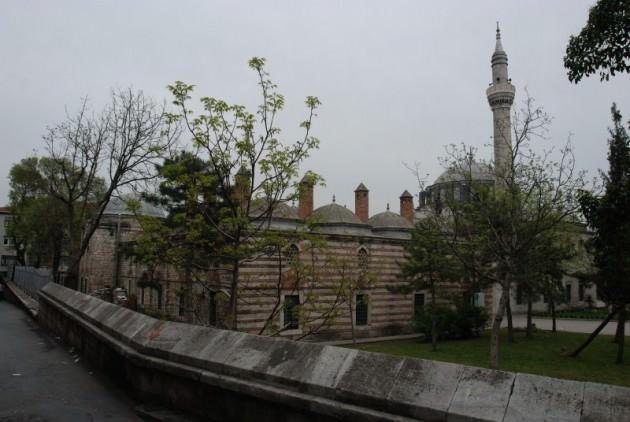 <p>GAZİ AHMET PAŞA CAMİİ: Gazi Ahmet Paşa Camii İstanbul'un Topkapı semtinde Fatma Sultan mahallesinde bir camidir. Mimarı Mimar Sinan'dır. Yapım tarihi 1558. Kara Ahmet Paşa Camii olarak da bilinir. Caminin banisi Kara Ahmed Paşa, Yavuz Selim'in damadıdır. 1555'te idam edilmiş; ölümünen az önce yapımı başlayan caminin tamamlandığını görmemiştir. Türbesi caminin 50 m batısında müstakil bir yapıdır.</p>