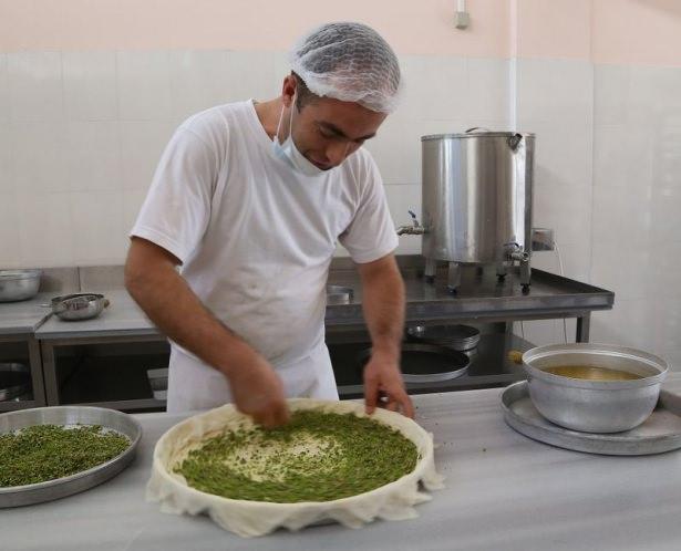 <p>Tereyağı ve fıstıkla süslenen baklava, yaklaşık 1 saat fırında bekledikten sonra şerbeti dökülüp müşteriye sunuluyor.</p>
