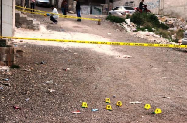<p>Gaziantep'te ağabeyi olduğu ileri sürülen şahıs, genç kadını sokak ortasında kocasının gözleri önünde başından vurarak ağır yaraladı.</p>