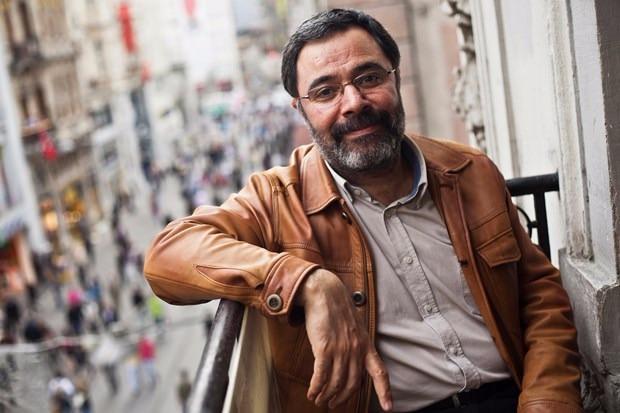 <p>AHMET ÜMİT</p>

<p>"Düğünde bomba patlatmak nedir ya? Bu nasıl bir manyaklıktır. Allah topunuzun belasını versin alçak oğlu alçaklar"</p>
