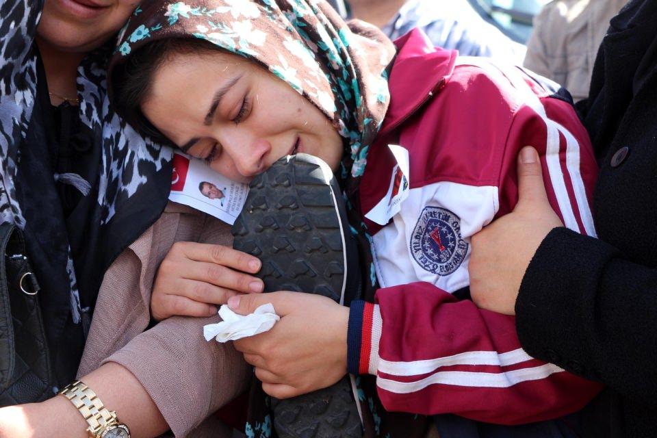 <p>Gaziantep'te, polisin hücre evine düzenlediği operasyonda IŞİD'li 'canlı bomba' teröristin üzerindeki patlayıcıyı infilak ettirmesi sonucu şehit olan Özel Harekat polisler İlhan Güleç (49), Hüseyin Cengiz (49) ve Yaşar Polat'ın (24) cenazeleri, düzenlenen törenle memleketlerine uğurlandı. Törende Yaşar Polat'ın kuzeni de olan süt kardeşi Sabiha Polat ve teyzesi Yıldız Yeşildağ, şehit polis için aldıkları ayakkabıya sarılıp uzun süre gözyaşı döktü. </p>
