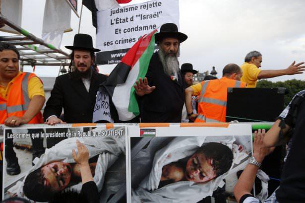 <p>Sivil Toplum Kuruluşları, sendikalar, siyasi partiler ve birçok milletvekillinin katıldığı Gazze'ye destek yürüyüşüne bir grup antisiyonist Yahudi de destek verdi</p>
