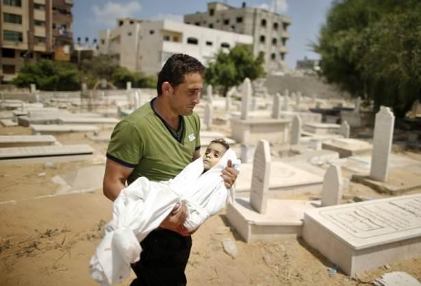 <p>İsrail'in 7 Temmuz'dan bu yana sürdürdüğü saldırılarda ölen çocukların sayısı 160'ı geçti. BM'ye göre Gazze'de her saat başı bir çocuk ölüyor. Ailelerinin hayatını karartan bu kayıplar, dünya için sadece rakamdan ibaret. İşte dünyanın en üzücü listesi...</p>

