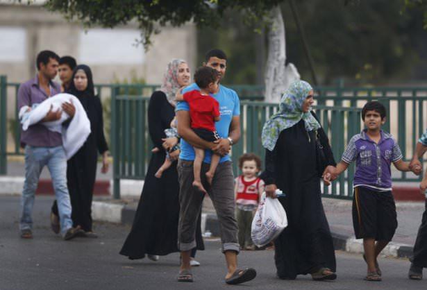 <p>13 günden bu yana İsrail tarafından bombalanan Gazze'de, evlerini terkeden binlerce kişi güvenli yerler bulmak için göçe başladı.</p>
