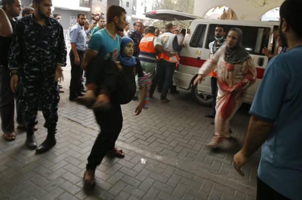 <p>İsrail askerlerinin Gazze'nin doğu mahallelerine hedef gözetmeksizin düzenlediği saldırıda, Şucaiyye mahallesinde en az 40 kişinin katledildiği, yaklaşık 400 kişinin yaralandığını bildirildi.</p>
