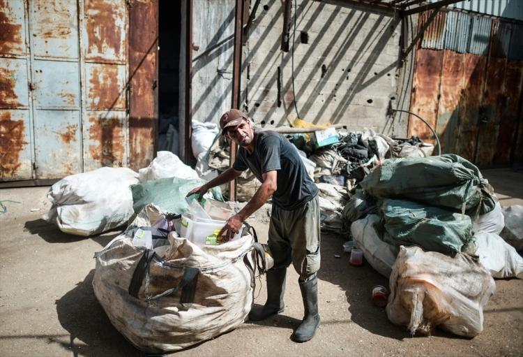 <p>Gazze'deki plastik hasır üreticileri, ham madde fiyatlarındaki büyük artış başta olmak üzere sektörde yaşanan sorunlar nedeniyle, imalatta plastik atıklardan faydalanmaya başladı. Gazze'nin doğusunda 1988 yılında kurulan bölgenin ilk hasır fabrikasında üretilen hasırların temel maddesi ham plastikten oluşuyor. Bu mesleği yapmak zorunda kalan bazı Filistinliler, sokaklardan topladıkları plastik atıkları çuvallarla fabrikaya taşıyarak geçimlerini sağlıyor.</p>
