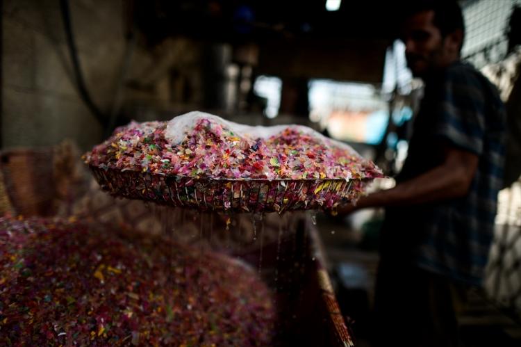 <p>Gazze'deki plastik hasır üreticileri, ham madde fiyatlarındaki büyük artış başta olmak üzere sektörde yaşanan sorunlar nedeniyle, imalatta plastik atıklardan istifade etmeye başladı. Gazze'nin doğusunda 1988 yılında kurulan bölgenin ilk hasır fabrikasında üretilen hasırların temel maddesi ham plastikten oluşuyor. Toplanan plastik atıklar makinelerde işlemden geçerek küçük parçalara dönüştürüldükten sonra yıkanıyor.</p>
<p> </p>