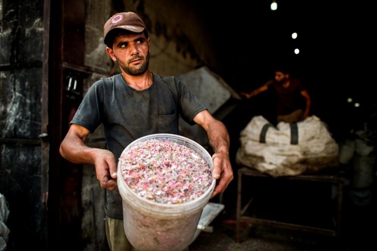 <p>Gazze'deki plastik hasır üreticileri, ham madde fiyatlarındaki büyük artış başta olmak üzere sektörde yaşanan sorunlar nedeniyle, imalatta plastik atıklardan istifade etmeye başladı. Gazze'nin doğusunda 1988 yılında kurulan bölgenin ilk hasır fabrikasında üretilen hasırların temel maddesi ham plastikten oluşuyor. Toplanan plastik atıklar makinelerde işlemden geçerek küçük parçalara dönüştürülüyor.</p>
<p> </p>