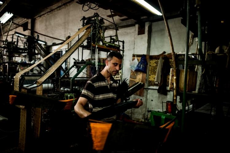 <p>Gazze'deki plastik hasır üreticileri, ham madde fiyatlarındaki büyük artış başta olmak üzere sektörde yaşanan sorunlar nedeniyle, imalatta plastik atıklardan istifade etmeye başladı. Gazze'nin doğusunda 1988 yılında kurulan bölgenin ilk hasır fabrikasında üretilen hasırların temel maddesi ham plastikten oluşuyor. İşlemlerden geçen plastikler, şeritler halinde dizilerek hasır dokunmasında kullanılan plastik ip haline getiriliyor.</p>

<p> </p>
