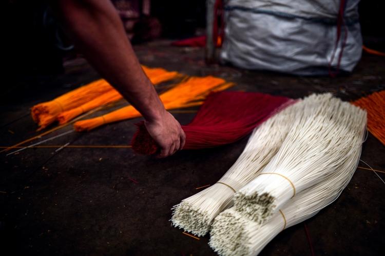 <p>Gazze'deki plastik hasır üreticileri, ham madde fiyatlarındaki büyük artış başta olmak üzere sektörde yaşanan sorunlar nedeniyle, imalatta plastik atıklardan istifade etmeye başladı. Gazze'nin doğusunda 1988 yılında kurulan bölgenin ilk hasır fabrikasında üretilen hasırların temel maddesi ham plastikten oluşuyor. İşlemlerden geçen plastikler, şeritler halinde dizilerek hasır dokunmasında kullanılan plastik ip haline getiriliyor.</p>

<p> </p>
