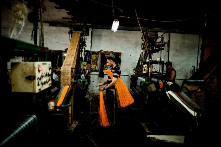 <p>Gazze'deki plastik hasır üreticileri, ham madde fiyatlarındaki büyük artış başta olmak üzere sektörde yaşanan sorunlar nedeniyle, imalatta plastik atıklardan istifade etmeye başladı. Gazze'nin doğusunda 1988 yılında kurulan bölgenin ilk hasır fabrikasında üretilen hasırların temel maddesi ham plastikten oluşuyor. İşlemlerden geçen plastikler, şeritler halinde dizilerek hasır dokunmasında kullanılan plastik ip haline getiriliyor.</p>

<p> </p>
