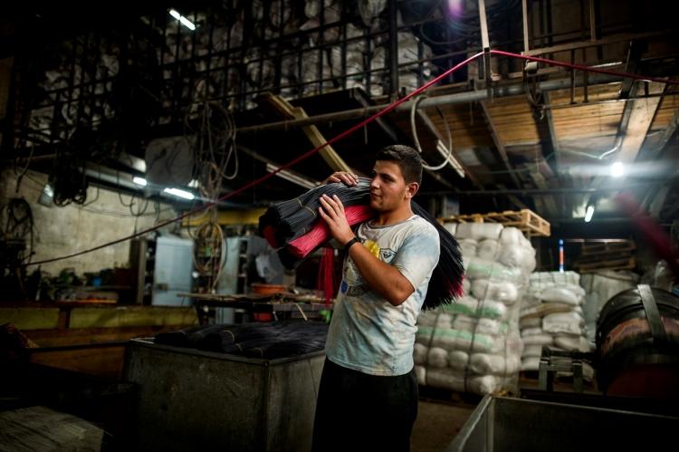 <p>Gazze'deki plastik hasır üreticileri, ham madde fiyatlarındaki büyük artış başta olmak üzere sektörde yaşanan sorunlar nedeniyle, imalatta plastik atıklardan istifade etmeye başladı. Gazze'nin doğusunda 1988 yılında kurulan bölgenin ilk hasır fabrikasında üretilen hasırların temel maddesi ham plastikten oluşuyor. İşlemlerden geçen plastikler, şeritler halinde dizilerek hasır dokunmasında kullanılan plastik ip haline getiriliyor.</p>

<p> </p>
