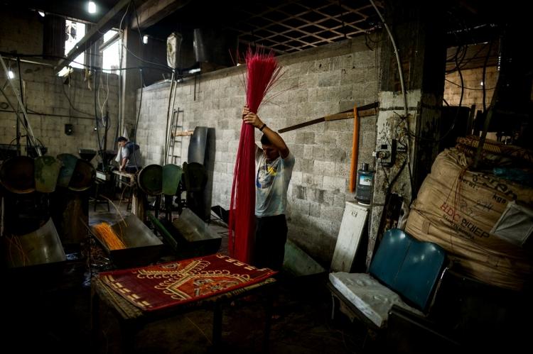 <p>Gazze'deki plastik hasır üreticileri, ham madde fiyatlarındaki büyük artış başta olmak üzere sektörde yaşanan sorunlar nedeniyle, imalatta plastik atıklardan istifade etmeye başladı. Gazze'nin doğusunda 1988 yılında kurulan bölgenin ilk hasır fabrikasında üretilen hasırların temel maddesi ham plastikten oluşuyor. İşlemlerden geçen plastikler, şeritler halinde dizilerek hasır dokunmasında kullanılan plastik ip haline getiriliyor.</p>

<p> </p>
