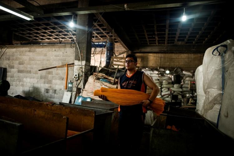 <p>Gazze'deki plastik hasır üreticileri, ham madde fiyatlarındaki büyük artış başta olmak üzere sektörde yaşanan sorunlar nedeniyle, imalatta plastik atıklardan istifade etmeye başladı. Gazze'nin doğusunda 1988 yılında kurulan bölgenin ilk hasır fabrikasında üretilen hasırların temel maddesi ham plastikten oluşuyor. İşlemlerden geçen plastikler, şeritler halinde dizilerek hasır dokunmasında kullanılan plastik ip haline getiriliyor.</p>

<p> </p>
