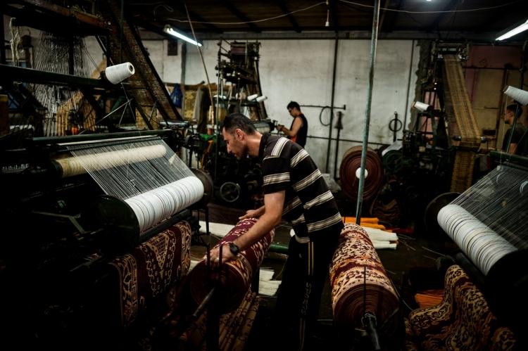 <p>Gazze'deki plastik hasır üreticileri, ham madde fiyatlarındaki büyük artış başta olmak üzere sektörde yaşanan sorunlar nedeniyle, imalatta plastik atıklardan istifade etmeye başladı. Gazze'nin doğusunda 1988 yılında kurulan bölgenin ilk hasır fabrikasında üretilen hasırların temel maddesi ham plastikten oluşuyor. İşlemlerden geçen plastikler, şeritler halinde dizilerek hasır dokunmasında kullanılan plastik ip haline getiriliyor. İpler, makine ve hünerli eller ile birlikte işlenerek hasır haline getiriliyor.</p>

<p> </p>
