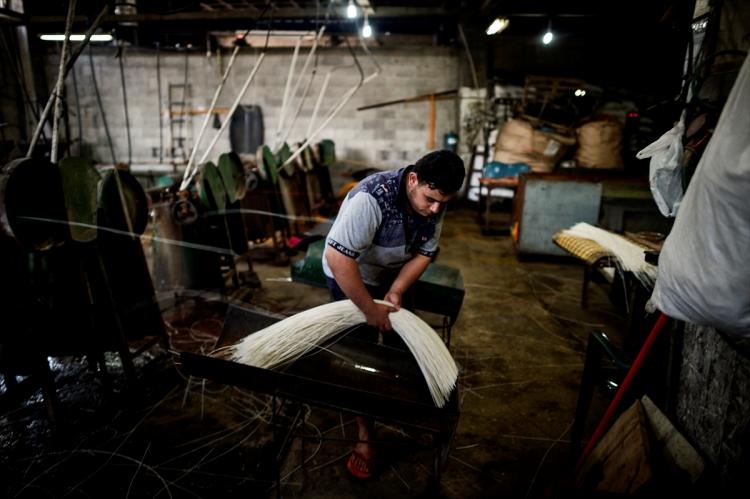 <p>Gazze'deki plastik hasır üreticileri, ham madde fiyatlarındaki büyük artış başta olmak üzere sektörde yaşanan sorunlar nedeniyle, imalatta plastik atıklardan istifade etmeye başladı. Gazze'nin doğusunda 1988 yılında kurulan bölgenin ilk hasır fabrikasında üretilen hasırların temel maddesi ham plastikten oluşuyor. İşlemlerden geçen plastikler, şeritler halinde dizilerek hasır dokunmasında kullanılan plastik ip haline getiriliyor.</p>

<p> </p>
