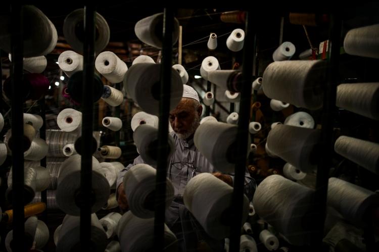 <p>Gazze'deki plastik hasır üreticileri, ham madde fiyatlarındaki büyük artış başta olmak üzere sektörde yaşanan sorunlar nedeniyle, imalatta plastik atıklardan istifade etmeye başladı. Gazze'nin doğusunda 1988 yılında kurulan bölgenin ilk hasır fabrikasında üretilen hasırların temel maddesi ham plastikten oluşuyor. İşlemlerden geçen plastikler, şeritler halinde dizilerek hasır dokunmasında kullanılan plastik ip haline getiriliyor.</p>

<p> </p>
