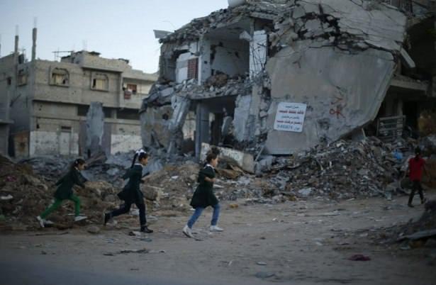 <p>Gazze'de 2014-2015 eğitim-öğretim sezonu, İsrail saldırıları nedeniyle iki hafta gecikmeli olarak bugün başladı. Filistinli öğrenciler, İsrail saldırılarından etkilenerek bazı bölümleri hasar gören Ebu Keriş okulunda eğitim görüyor.</p>
