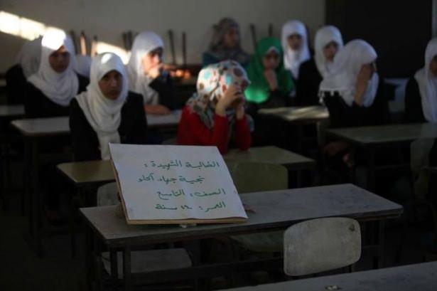 <p>Fotoğrafta İsrail saldırılarında hayatını kaybeden Neciye El-Hilu'nun (14) sınıftaki yerinin boş kaldığı görülüyor</p>
