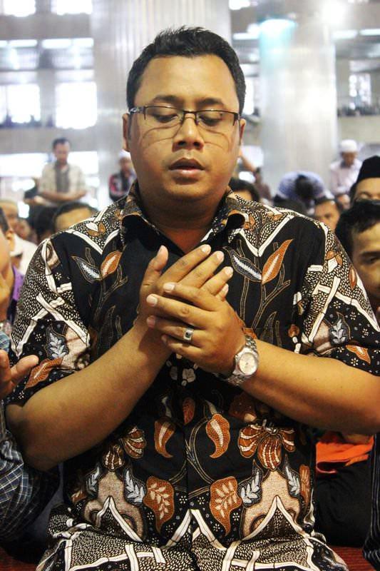 <p>D&uuml;nyanın d&ouml;rd&uuml;nc&uuml; en kalabalık &uuml;lkesi olan ve en yoğun M&uuml;sl&uuml;man topluluğuna sahip Endonezya'da, on binlerce M&uuml;sl&uuml;man bug&uuml;n Gazze i&ccedil;in dua etti.</p>

<p>G&uuml;neydoğu Asya'nın en b&uuml;y&uuml;k camisi, 250 bin kişi kapasiteli İstiklal Camisi'nde kılınan cuma namazından sonra, binlerce kişi Gazze'de &ouml;lenler i&ccedil;in cenaze namazı kıldı.</p>
