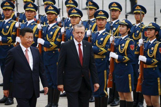 <p><span style="color:#FFD700"><strong>RENKLİ KARŞILAMA</strong></span></p>

<p>Cumhurbaşkanı Erdoğan ve eşi Emine Erdoğan, Büyük Halk Salonu önündeki tören alanına gelişinde Çin Devlet Başkanı Jinping ve eşi Peng Liyuan tarafından karşılandı. </p>

<p>Karşılama sırasında renkli görüntüler ortaya çıktı.</p>
