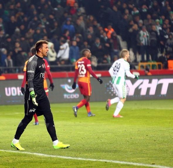 <p><strong>MUSLERA YAN TOPLARA ÇIKMIYOR</strong></p>
<p>G.Saray'ın yan top zaafının temel sebebi stoperler değil bekler. Hatta bazen Muslera'nın çıkabileceği toplara çıkmaması. Muslera alabileceği bazı yan toplara çıkmıyor. Muslera'yı eleştirdiğimin farkındayım, ben de nasıl yaptığımı bilmiyorum</p>