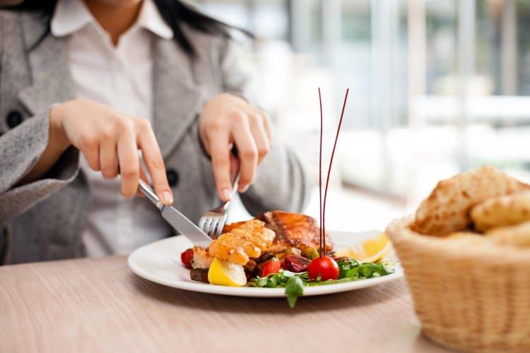 <p>7. Dışarıda yemek yerken her zaman seçici olun ve paketli gıdaların içinde daha fazla tuz bulunduğunu unutmayın.</p>