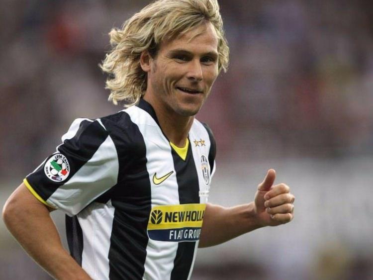<p><strong>PAVEL NEDVED</strong></p>

<p>Henüz yıldızı parlamadığı yıllarda Galatasaray'a önerildiği, ancak genç yaşı nedeniyle veto yediği konuşulur...</p>
